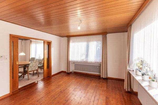 Erweitern Sie das helle Wohnzimmer durch das Öffnen der Schiebetür