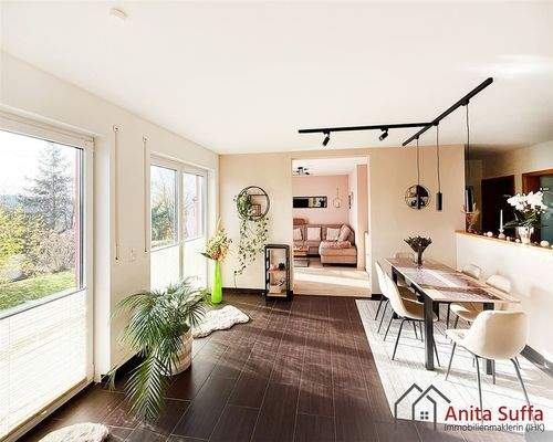 Esszimmer mit Blick ins Wohnzimmer