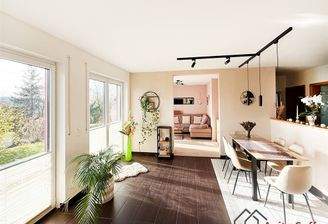 Esszimmer mit Blick ins Wohnzimmer