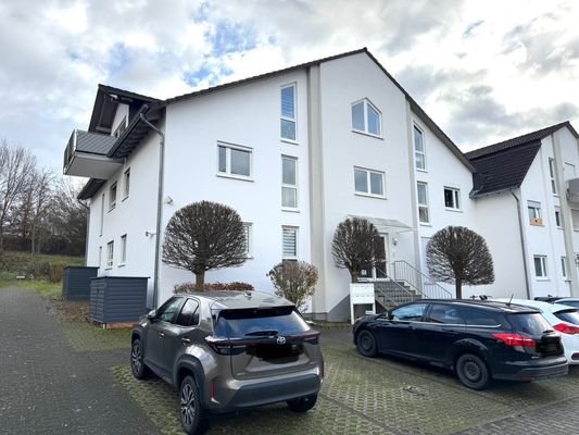 HH9 Hausansicht mit eigenem Parkplatz.jpg