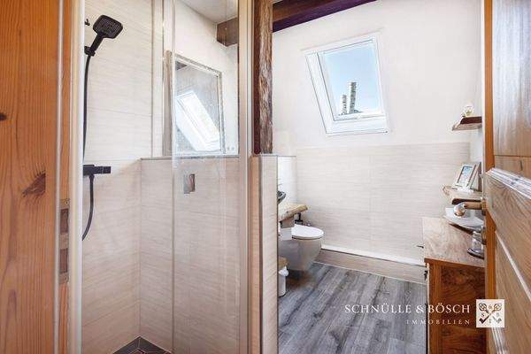 Das Badezimmer ist 2023 renoviert worden