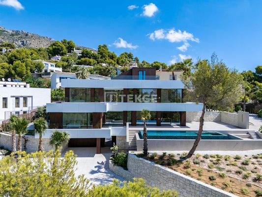 Detached Villa with Pool and Underground Parking in Altea Alicante