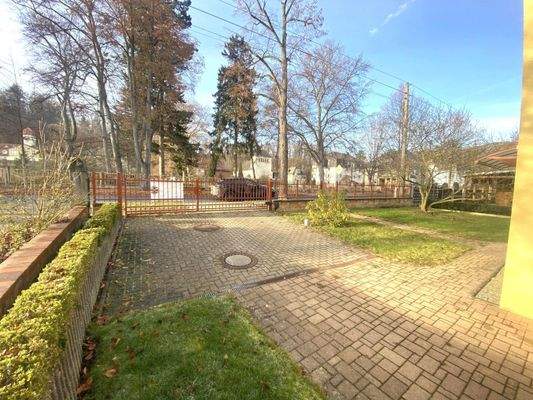 Ein-und Ausfahrt ins Grundstück