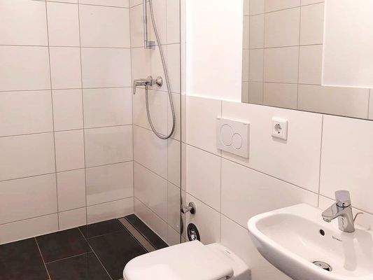 Bad mit bodenebener Dusche