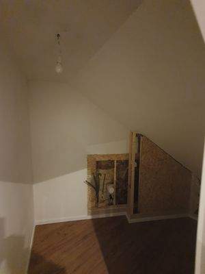 Leerer Raum mit Dachschräge