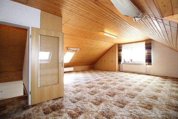 großes Zimmer im Dachgeschoss