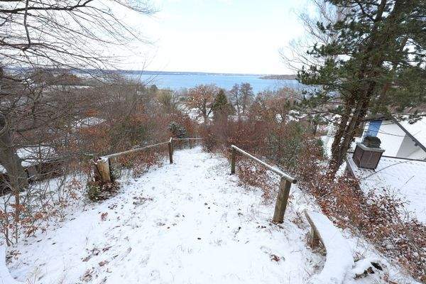 Blick zu See über dem Haus