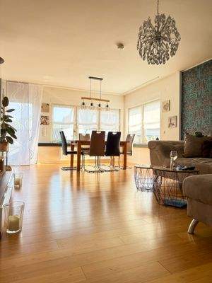 Blick von Wohn- in den Essbereich