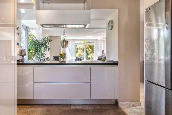 EG: Hochwertige Einbauküche