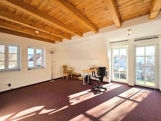 Geräumiges Arbeitszimmer OG