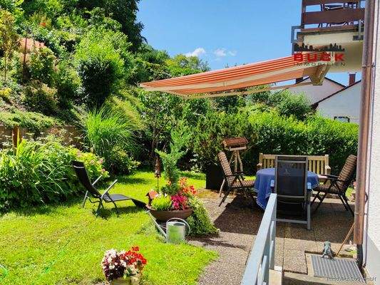 Erdgeschoss Terrasse bei Mittagssonne 