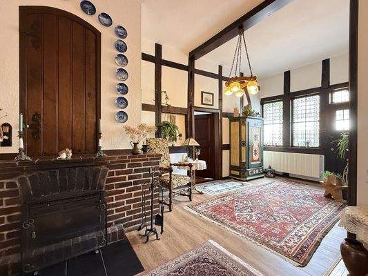 Diele mit historischer Feuerstätte