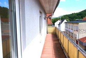 überdachter großer Balkon