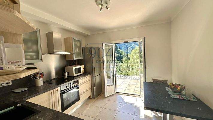 Ruhig gelegene Einfamilienvilla mit herrlichem Ausblick auf das mittelalterliche Dorf Peillon