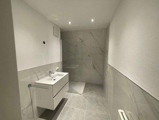 Badezimmer mit Dusche