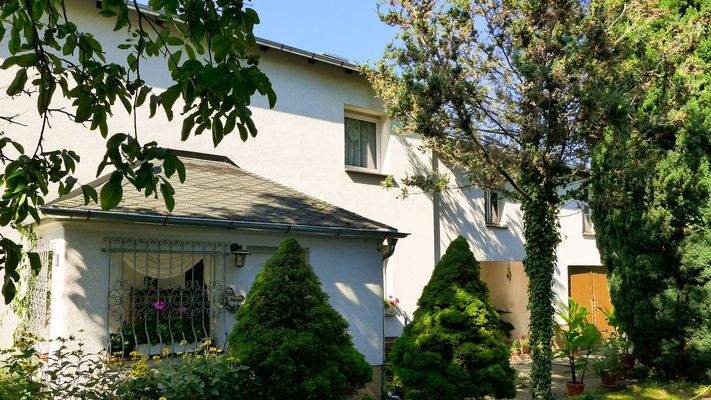 Eingangseite mit Vorbau