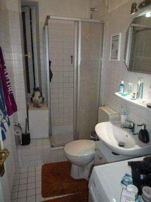 Bad mit Dusche und Fenster