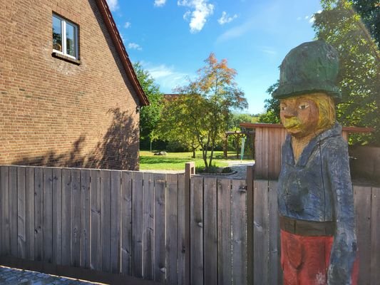 7. Blick über Toreinfahrt zum Garten