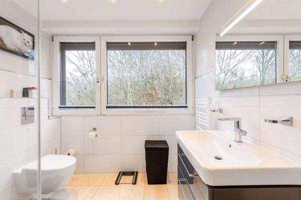 helles Kinderbad im Dachgeschoss