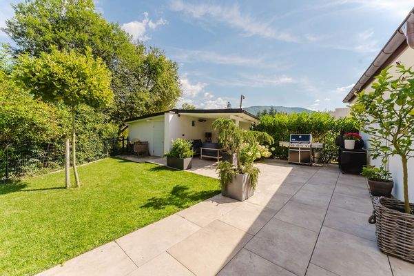 Die großzügige Terrasse bietet viel Raum zum Entspannen