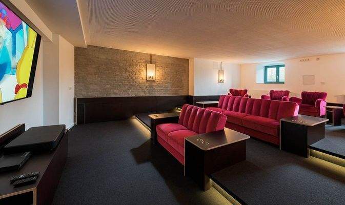 Neon Gemeinschaftsräume Kinoraum