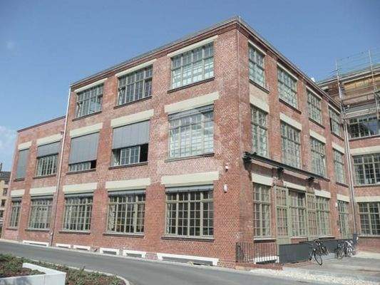 Rückansicht mit Stellplätzen