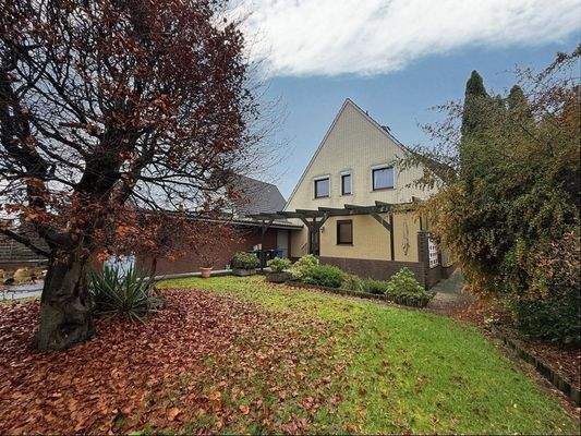 Blick vom Garten zum Haus