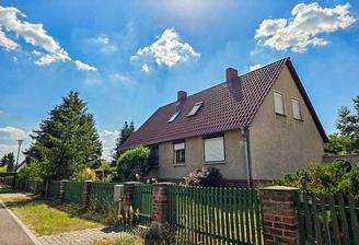 Haus Vorder- und Seitenansicht