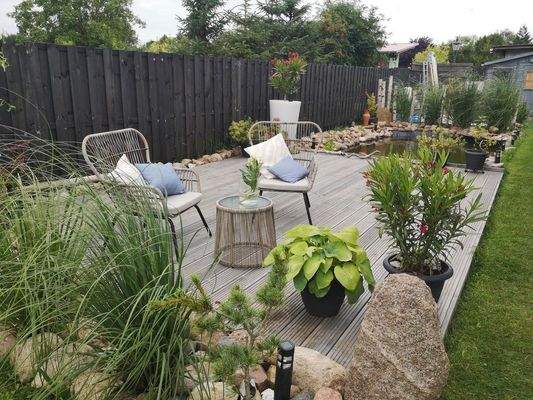 Außenanlage m.Holzterrasse