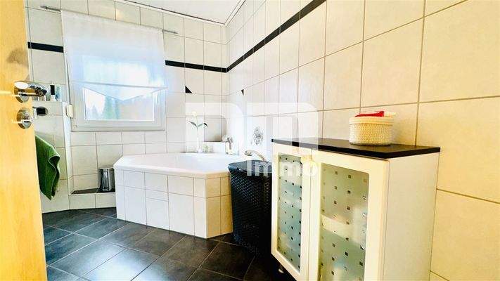 OG Bad / Wanne / Dusche ebenerdig / Handtuchwärmer