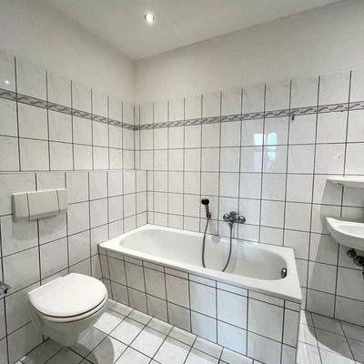 Helles Badezimmer mit Wanne