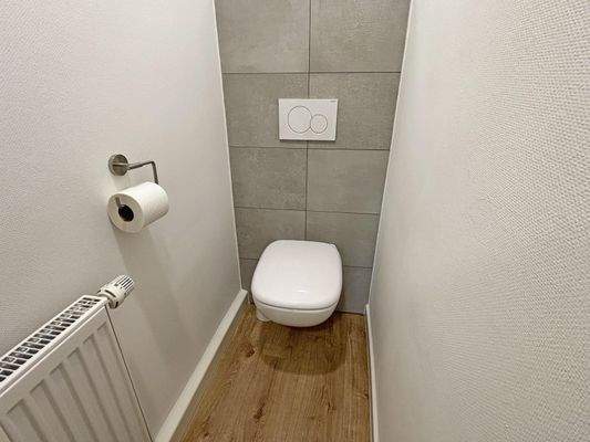 separates WC EG