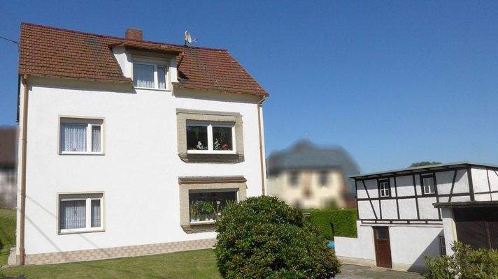 Hausansicht, Nebengelass und Garage