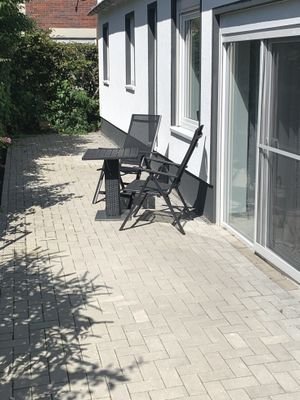 Terrasse (neben dem Haus)