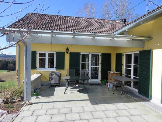 teilweise überdachte Terrasse  