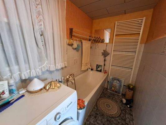 Badezimmer mit Badewanne