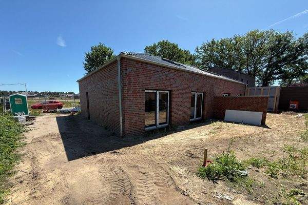 Seitliche Ansicht mit großem Grundstück