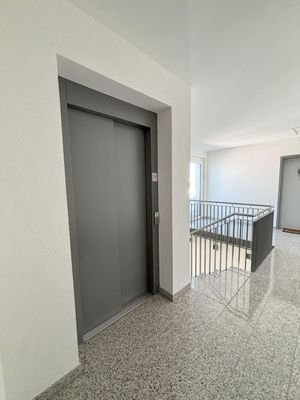 mit Aufzug