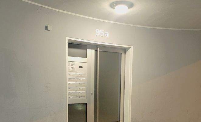 Neue Haustür mit Videoklingelanlage