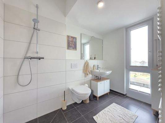 1 Badezimmer mit Dusche