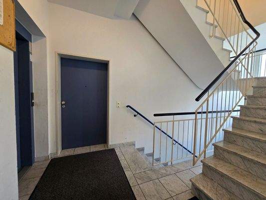 Eingang und Aufzug EG