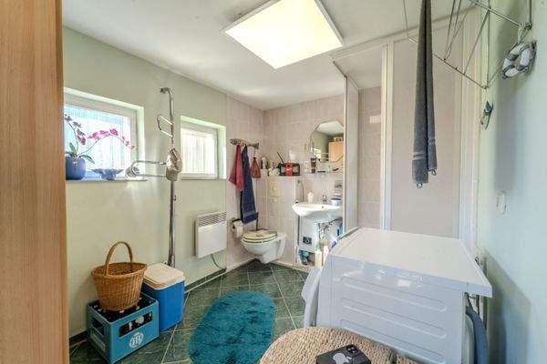 Nebengebäude- Dusche - WC