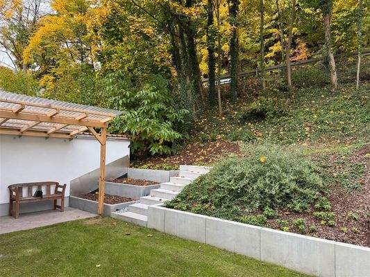 Freisitz - Rasenfläche - Hang seitlich vom Haus