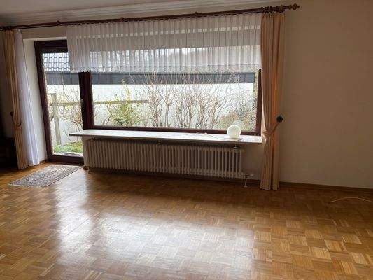 großes Wohnzimmer mit Zugang zu der Terrasse