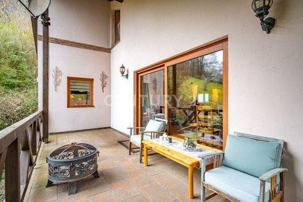 Die geräumige Terrasse