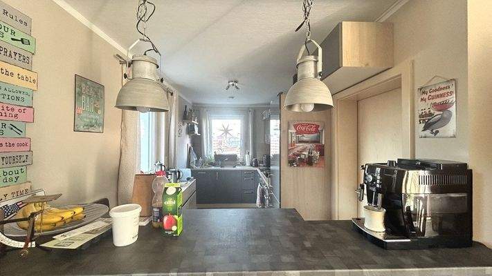 Küche mit Bar zum Wohnzimmer