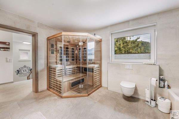 Badezimmer mit Sauna OG