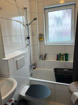 Dusche mit Badewanne und WC