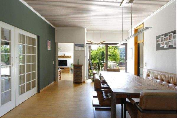 ...das Esszimmer mit Zugang...