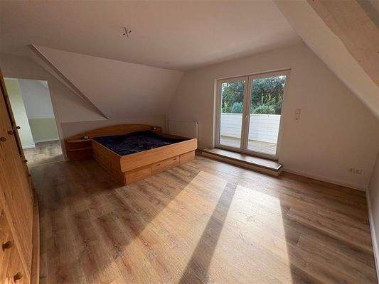 großzügig mit Zugang zur Loggia